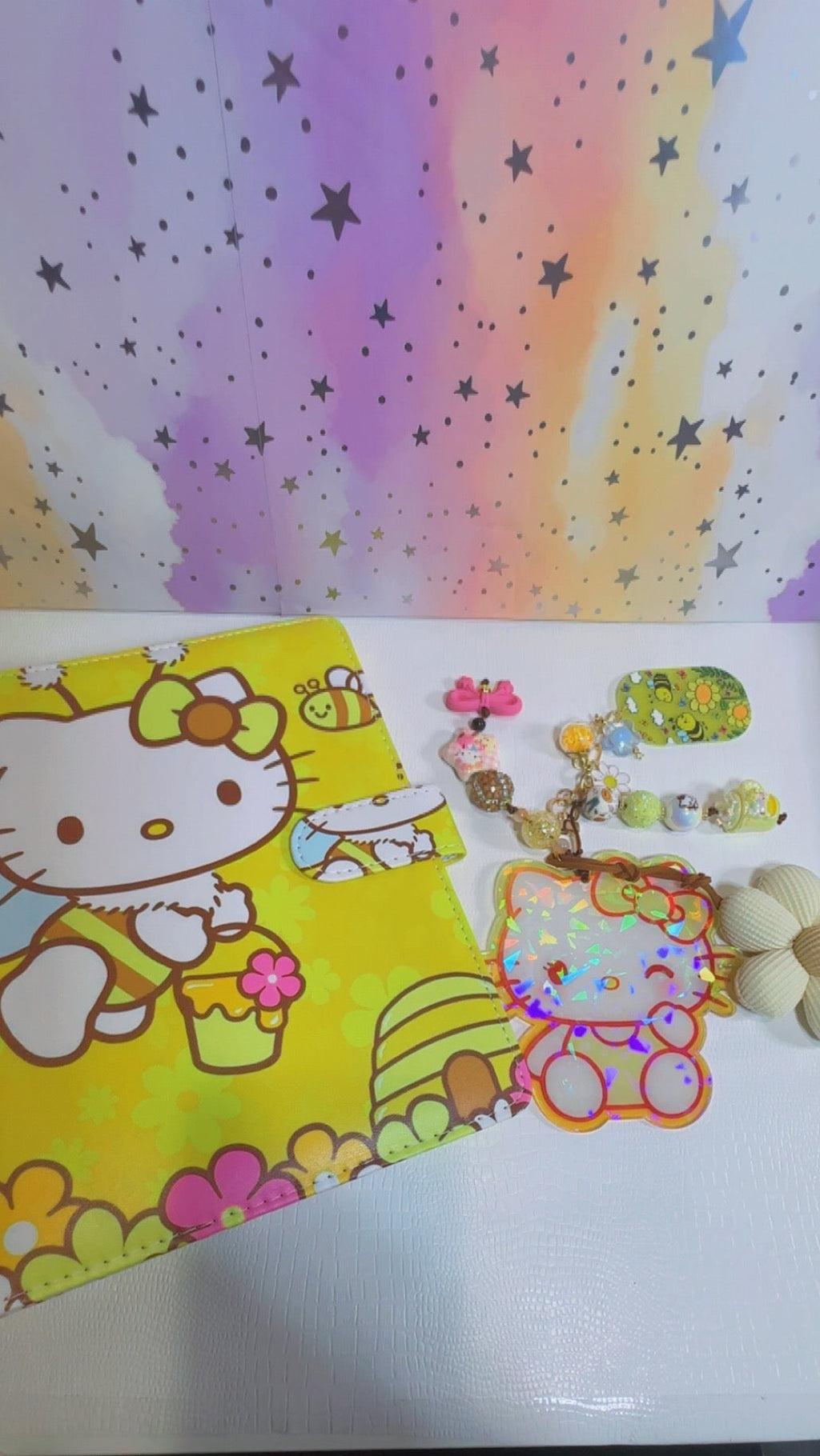 Hello Kitty -Honey Bee